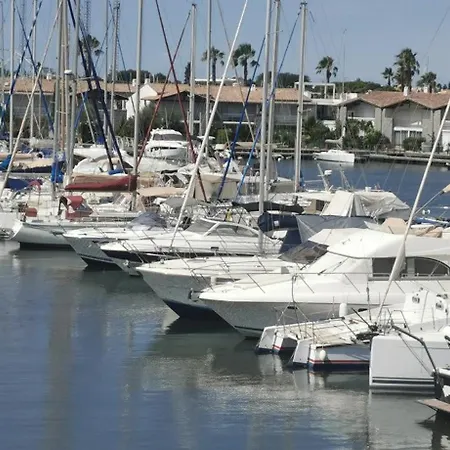 Apartment Le Port Dauphin : Vue Bateaux; Piscine; Cap D'agde