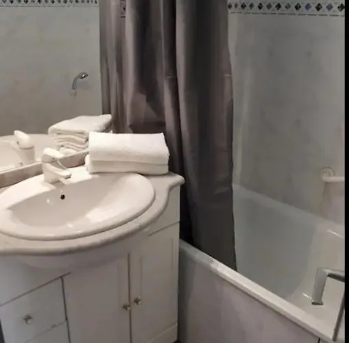 Le Port Dauphin : Vue Bateaux; Piscine; Cap D'agde *